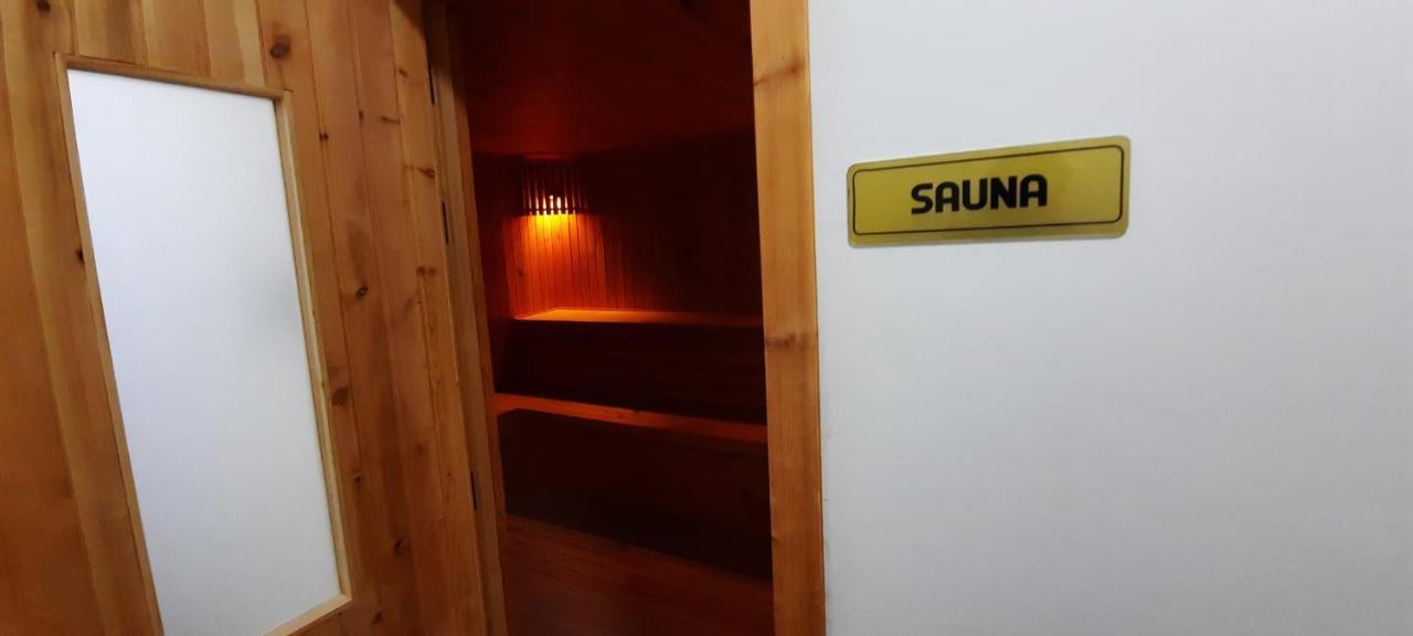 Sirius Tower Aparthotel Манама Екстериор снимка
