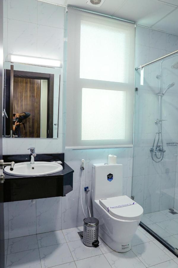 Sirius Tower Aparthotel Манама Екстериор снимка