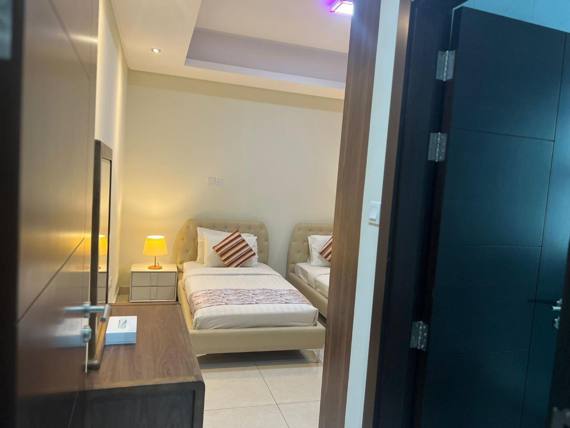 Sirius Tower Aparthotel Манама Екстериор снимка