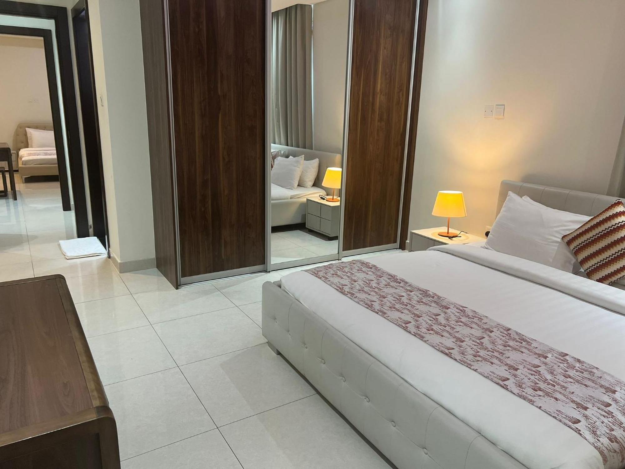 Sirius Tower Aparthotel Манама Екстериор снимка