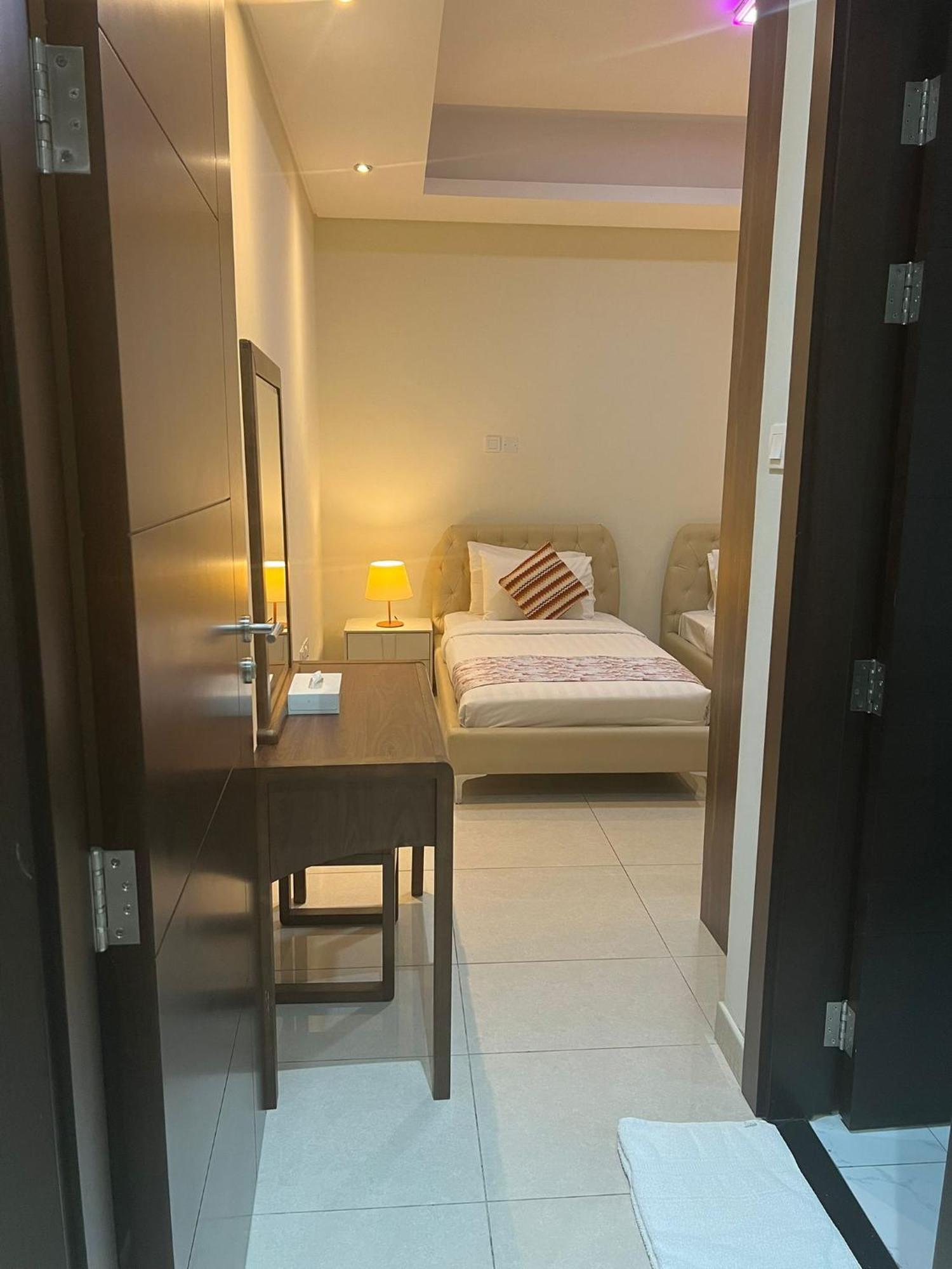 Sirius Tower Aparthotel Манама Екстериор снимка