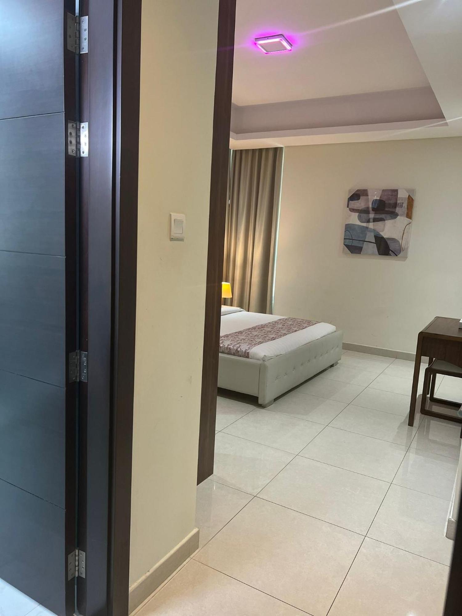 Sirius Tower Aparthotel Манама Екстериор снимка