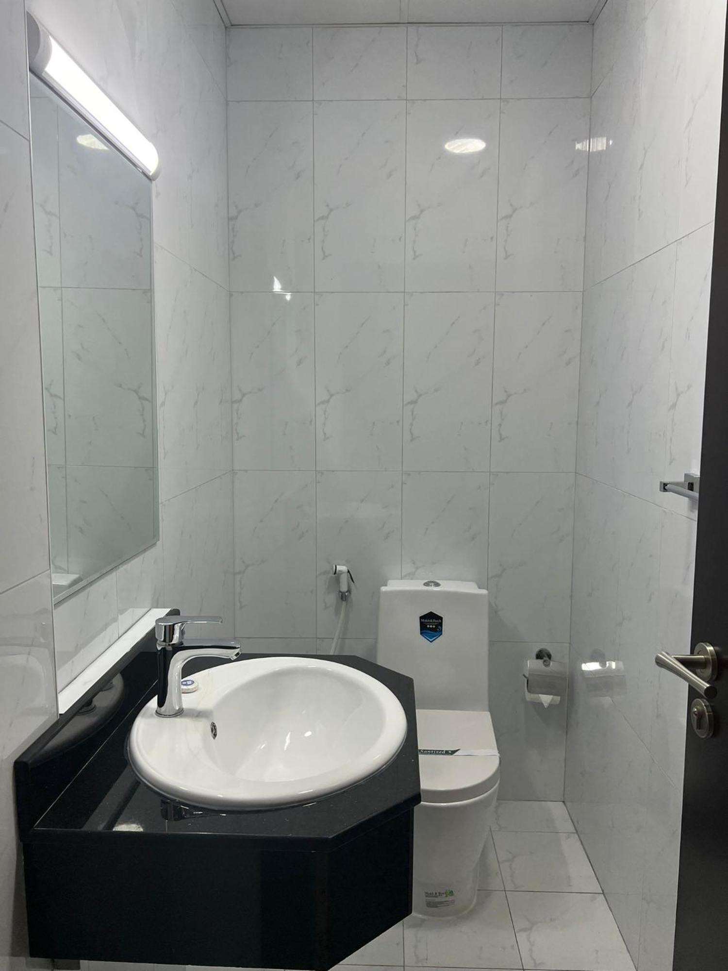 Sirius Tower Aparthotel Манама Екстериор снимка